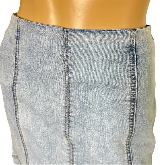 Wild Fable Light Wash Stretchy Denim Mini Skirt Size 0 - Picture 2 of 7